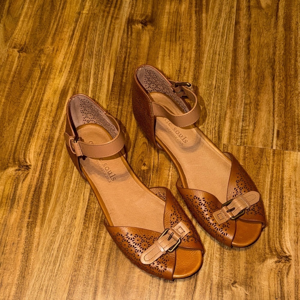 Gentle Souls Kenneth Cole women’s 9 sandals shoes Tan brown cutout flat buckle - Picture 2 of 8